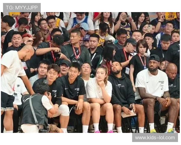 足球与篮球巨星同框合影展现跨界魅力瞬间引发球迷热议 足球与篮球巨星同框合影展现跨界魅力瞬间引发球迷热议