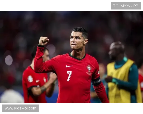 足球巨星穿篮球鞋的原因揭秘和运动跨界的深度分析 足球巨星穿篮球鞋的原因揭秘和运动跨界的深度分析