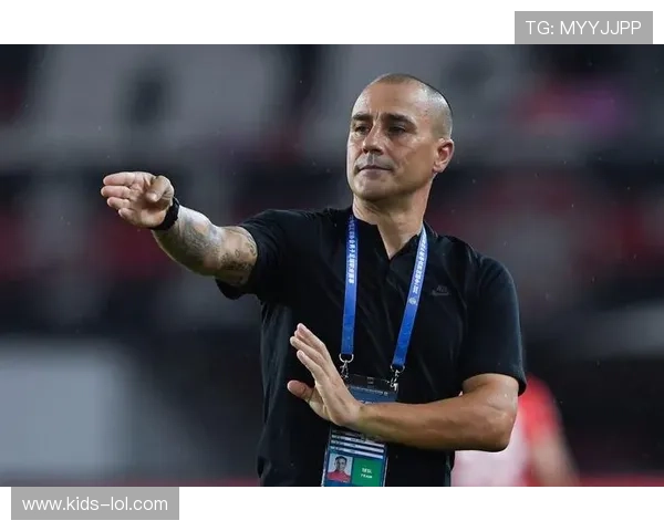 足球迷装扮成球星模样展现球迷热情和对偶像崇拜的创意造型 足球迷装扮成球星模样展现球迷热情和对偶像崇拜的创意造型